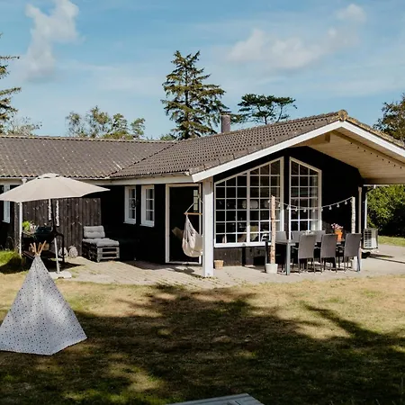 Cozy 150m From Beach's Beauty بيت للعطل